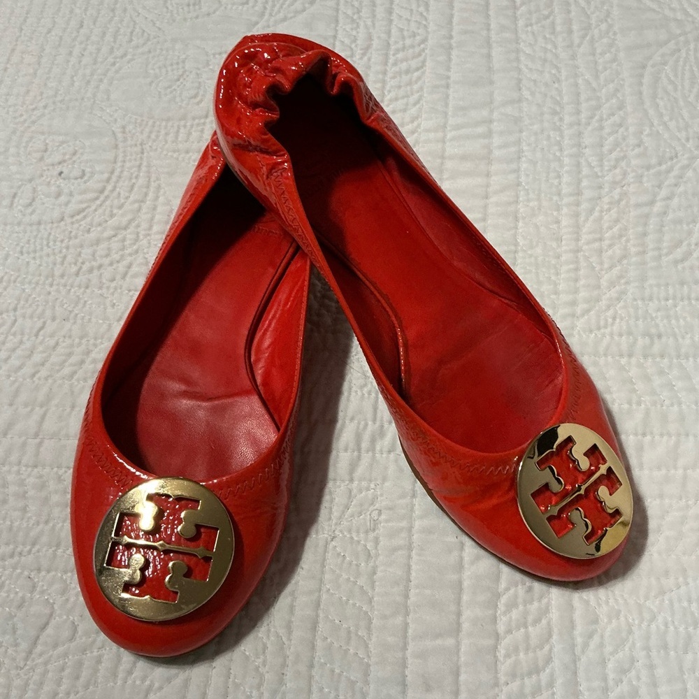 Tory Burch Reva Patent Leather Flats Orange Gold Medallion Size 9.5